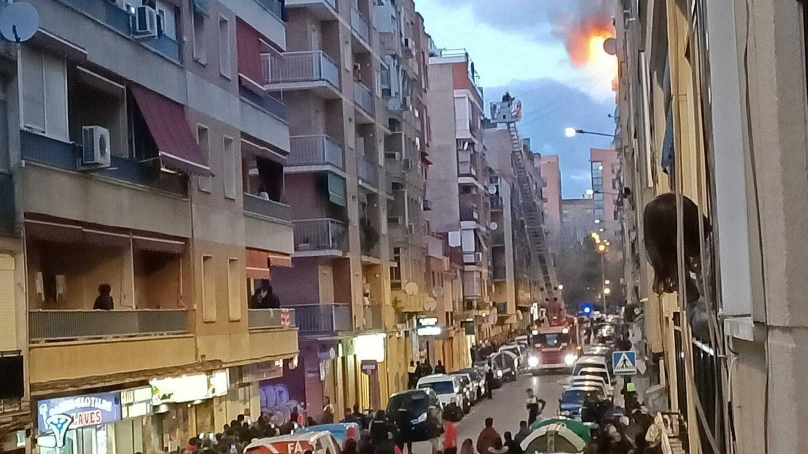 Nuevo incendio en Granada: arde un piso de la calle Santa Clotilde