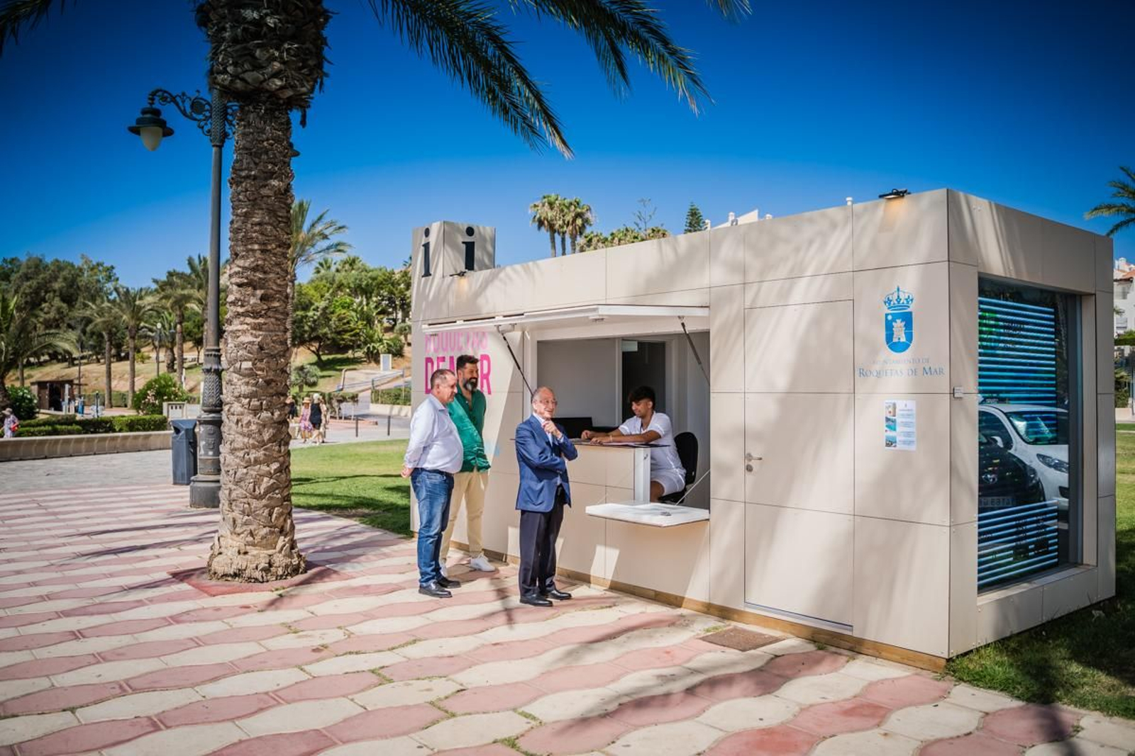 Amat durante su visita al punto de información turística ubicado en el Paseo Marítimo de Aguadulce.