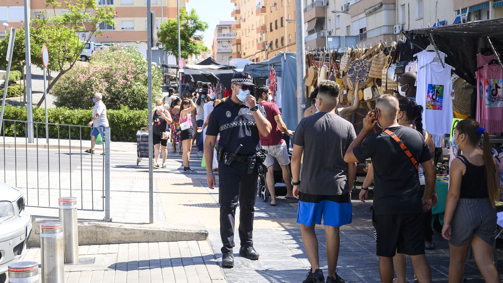 Vigilancia policial en el mercadillo del barrio de Los Ángeles.