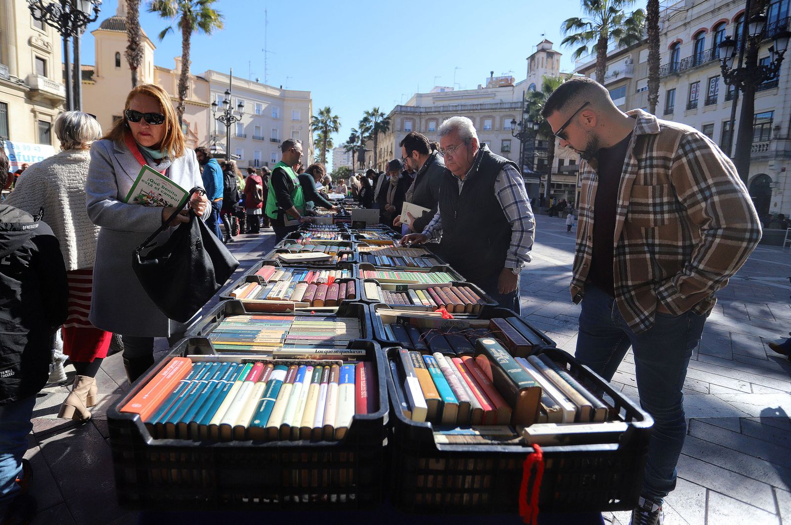 Imágenes del mercadillo de Ayre Solidario en la Plaza de las Monjas