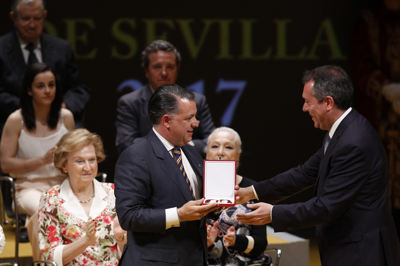 La entrega de las medallas de Sevilla, en imágenes