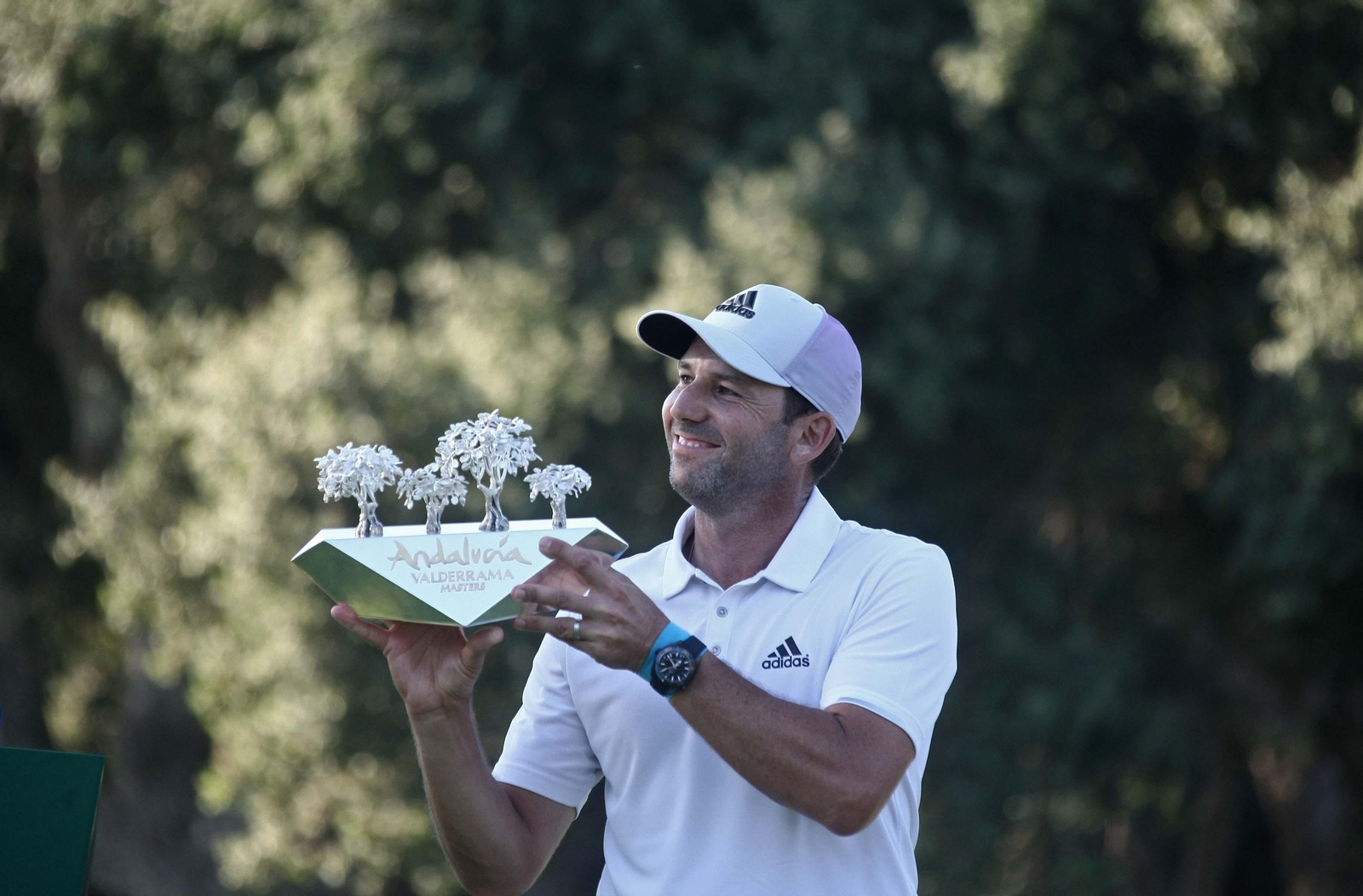 Sergio García levanta el trofeo del Andalucía Valderrama Masters, ayer en el campo sanroqueño.
