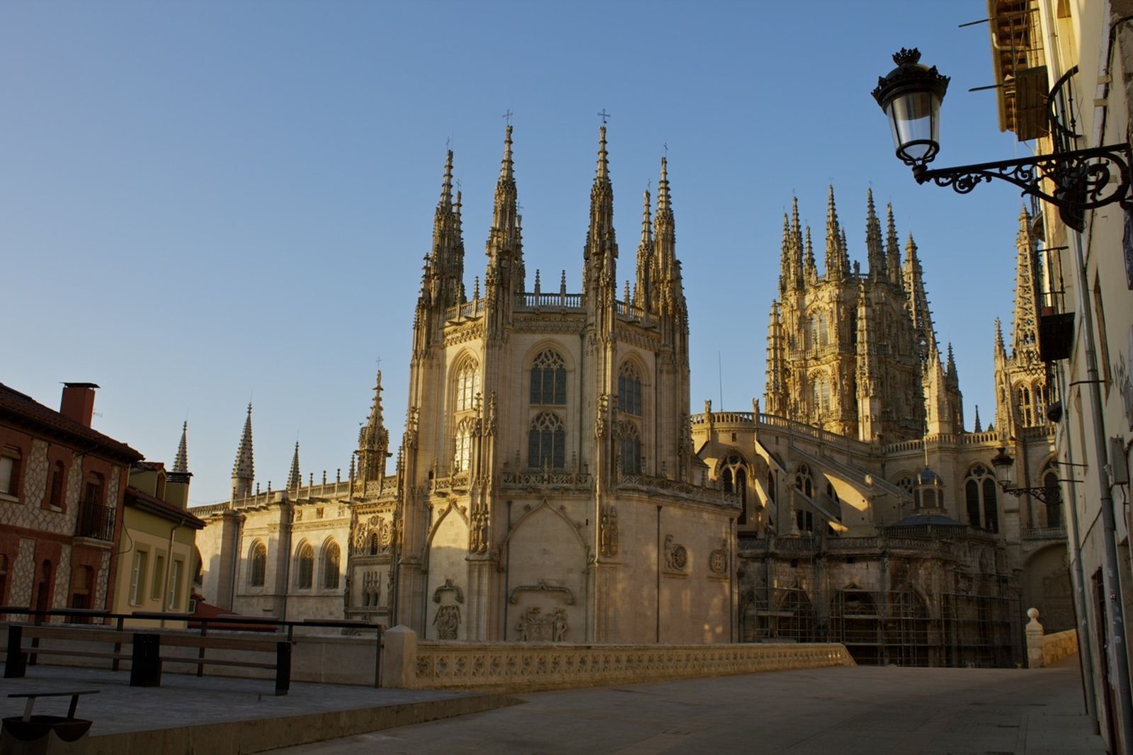 El entorno de la Catedral de Burgos sin gente paseando.