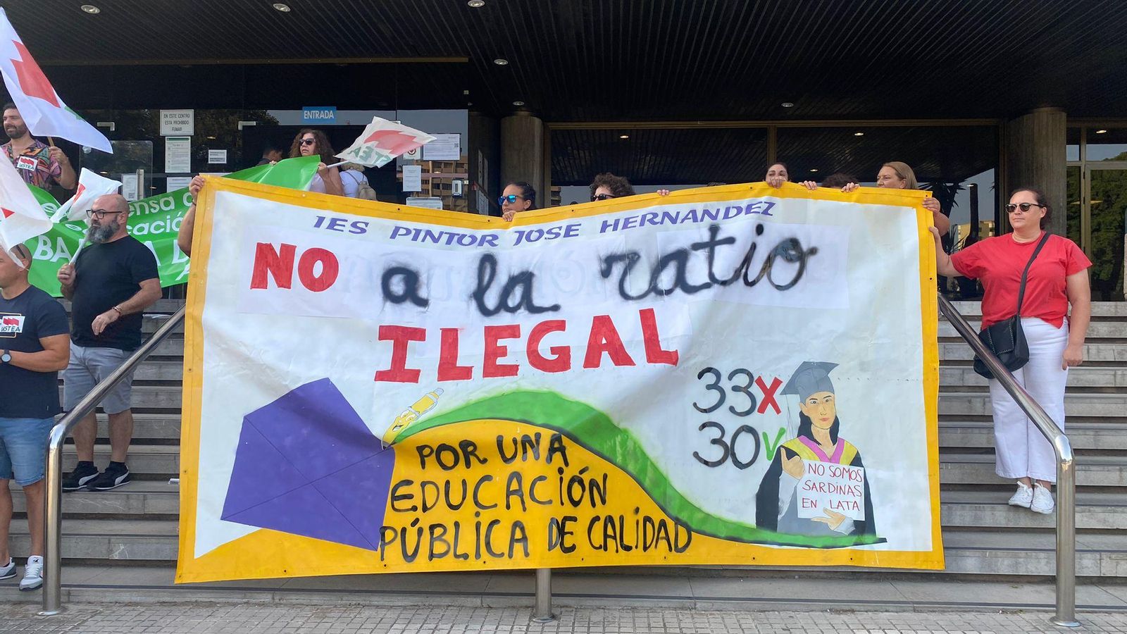 Cartel de protesta alzado por los manifestantes.