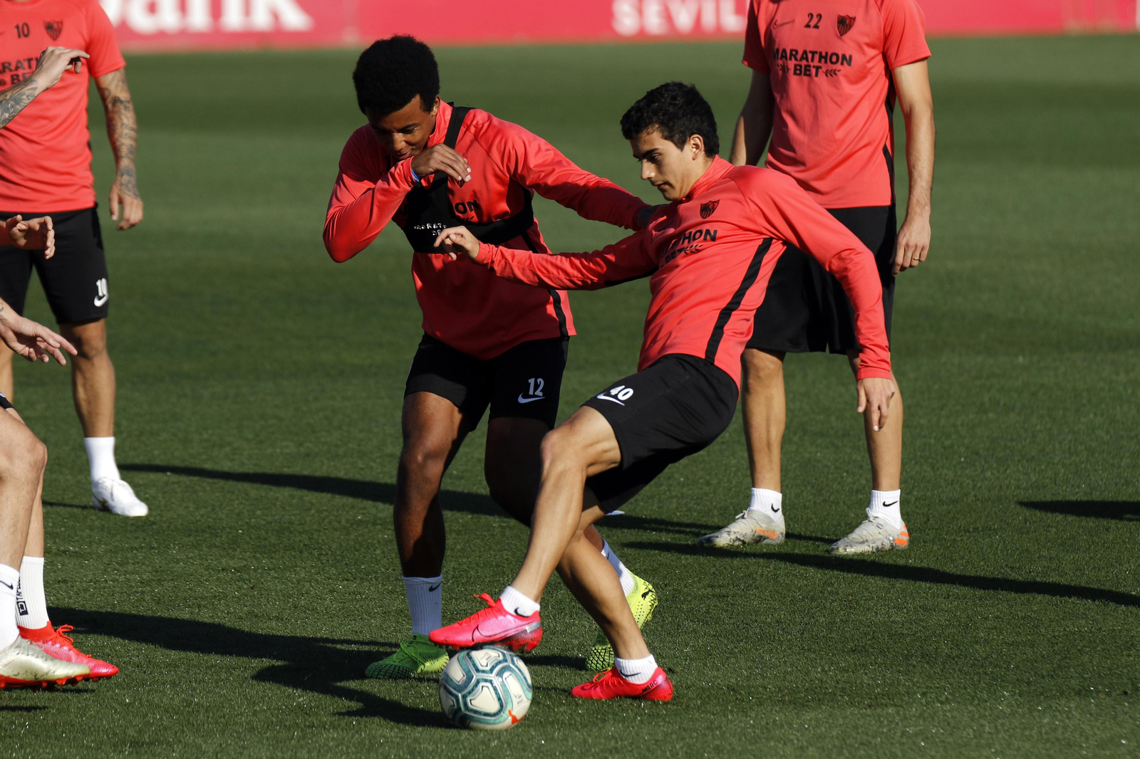 Koundé presiona al juvenil Pablo Pérez en el entrenamiento de este miércoles.