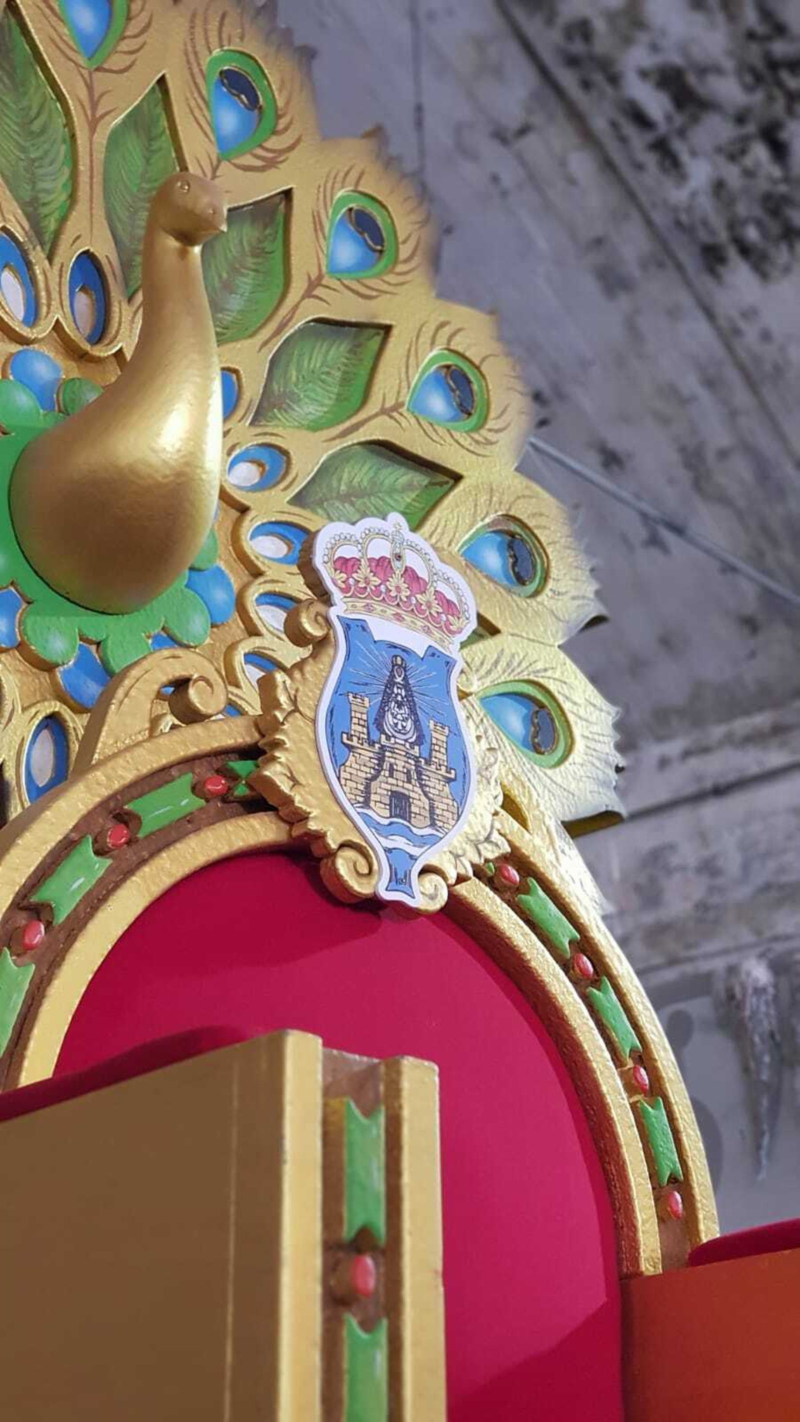 Detalle del trono del Cartero Real con el escudo de la ciudad.