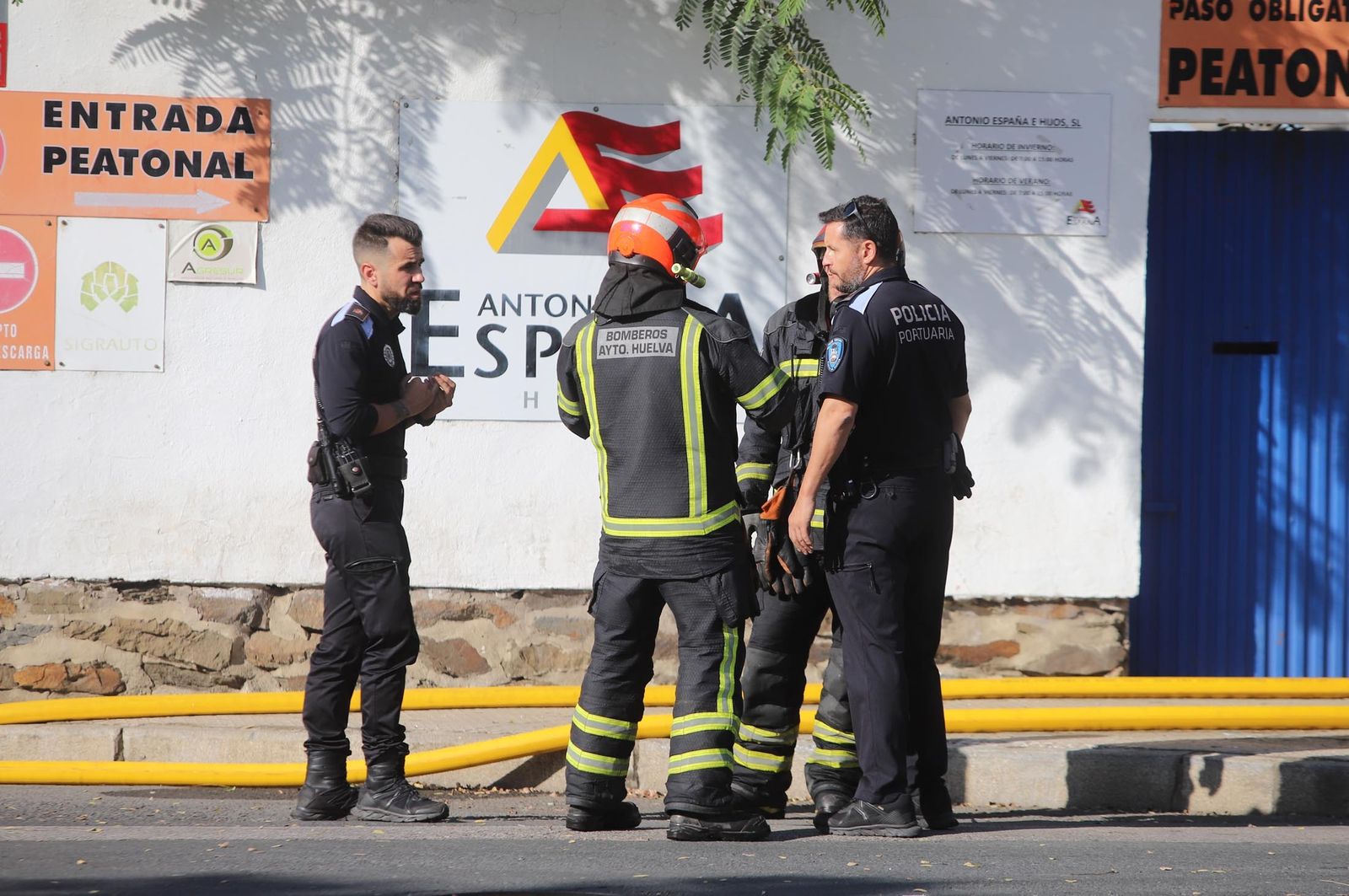 Imágenes del incendio en las instalaciones de Hierros España