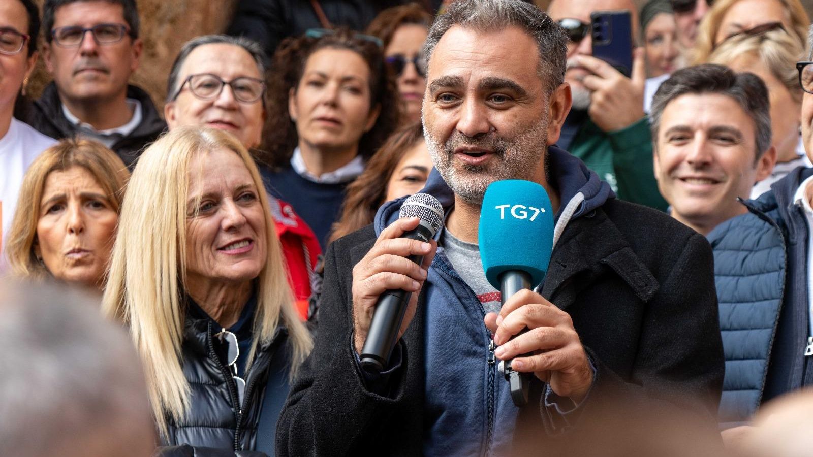 Manuel Sicilia, dirigiendo órdenes a los participantes.