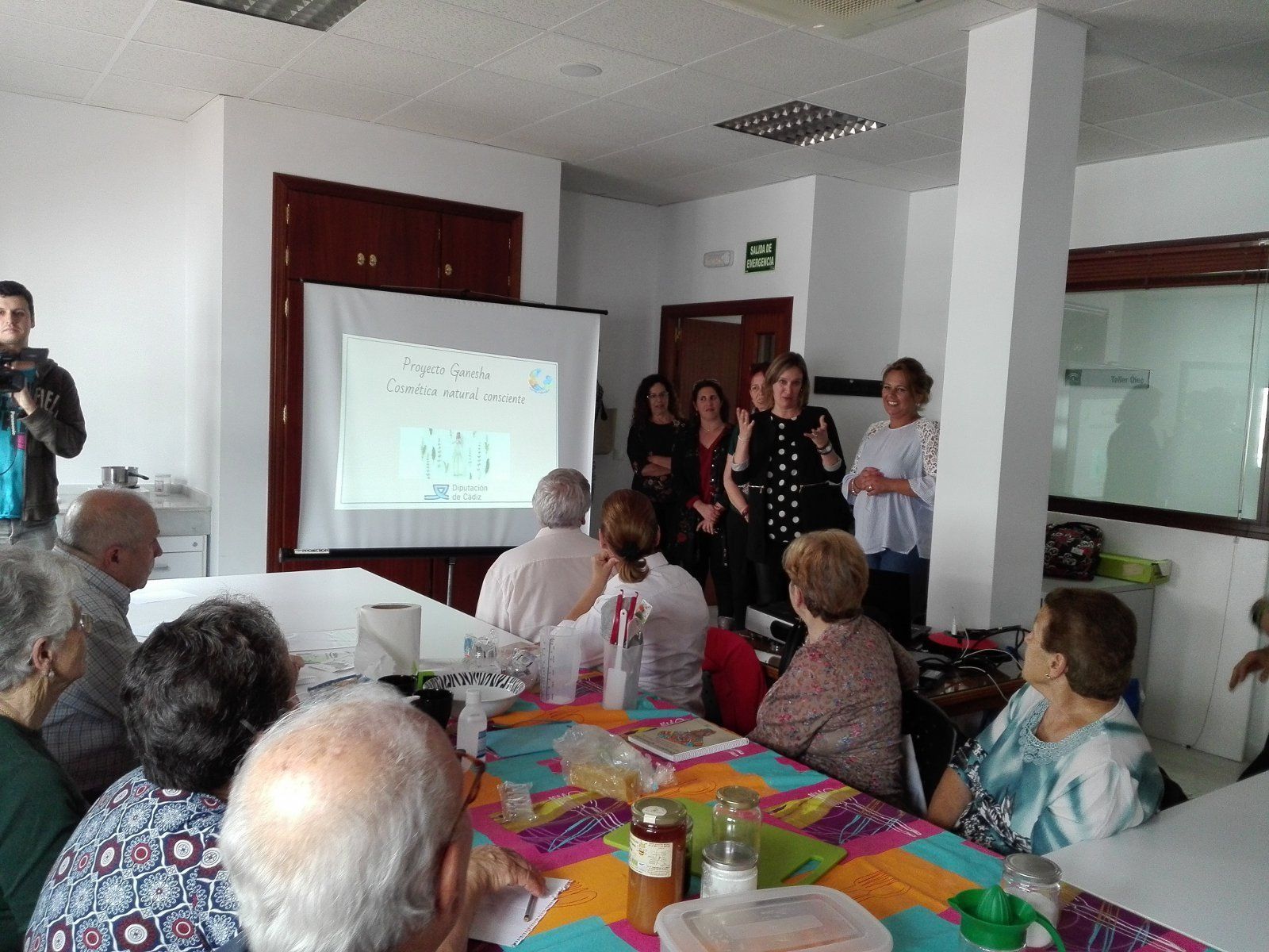 Los mayores con la alcaldesa Isabel Gómez y la diputada Elena Anaya.