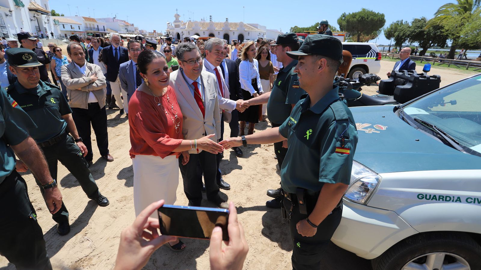 La alcaldesa y el presidente de la Hermandad Matriz saludan a los miembros de la Guardia Civil.
