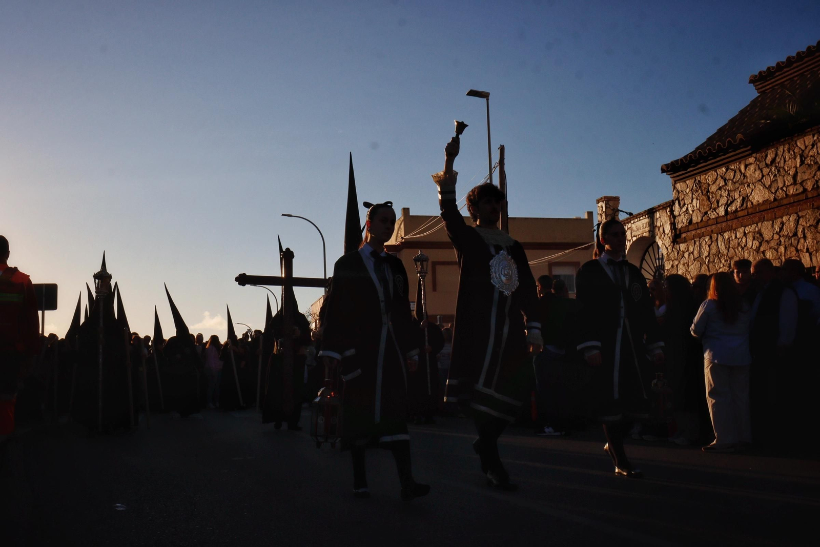 Imágenes de la salida de la Soledad en la Semana Santa de Chiclana 2025