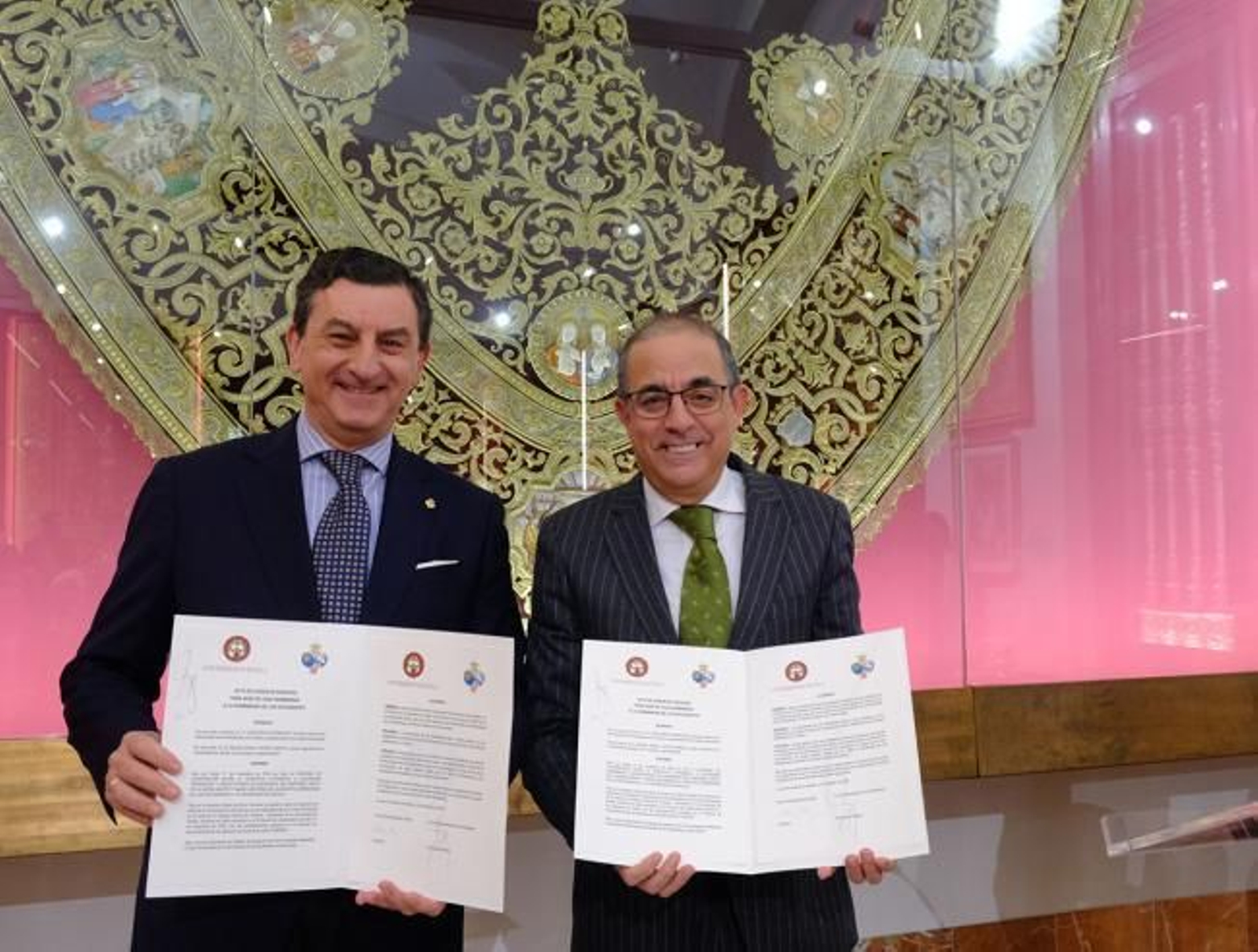 El hermano mayor y el rector con el protocolo.