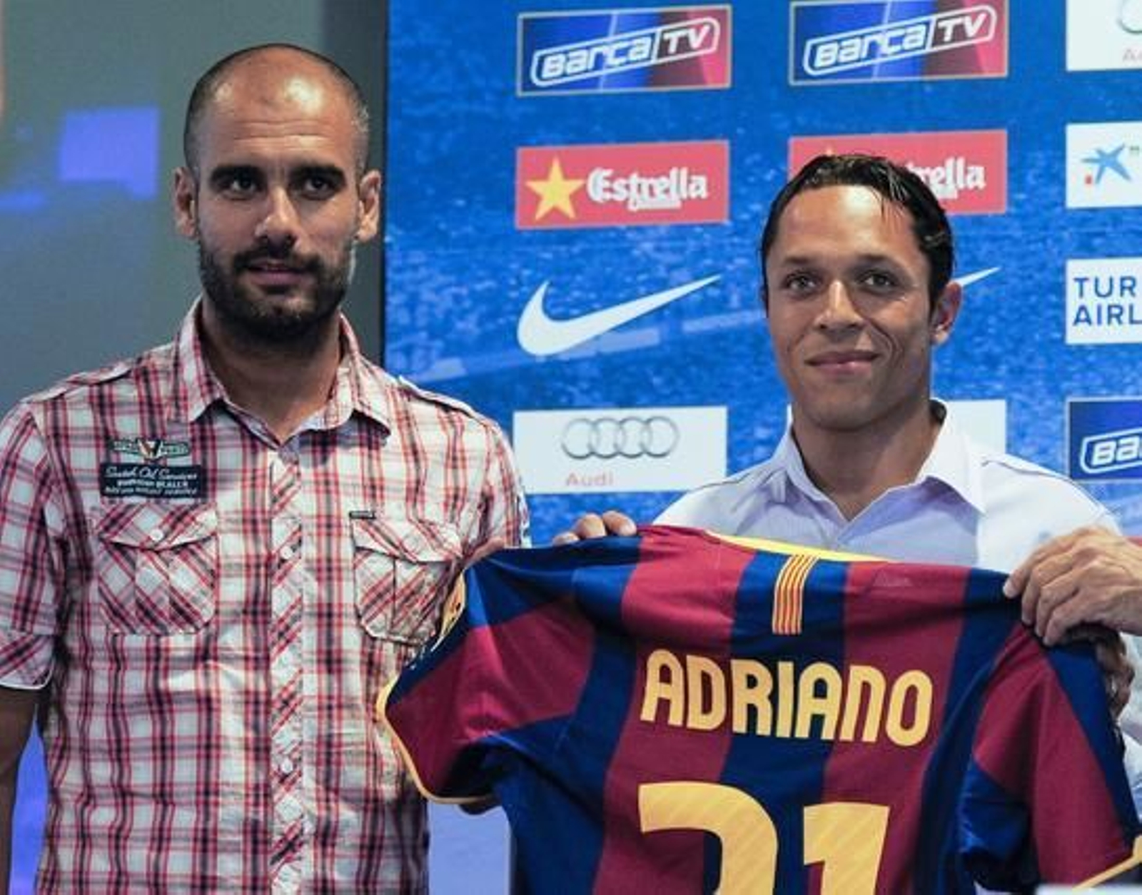 El Barça presenta a Adriano. / AFP