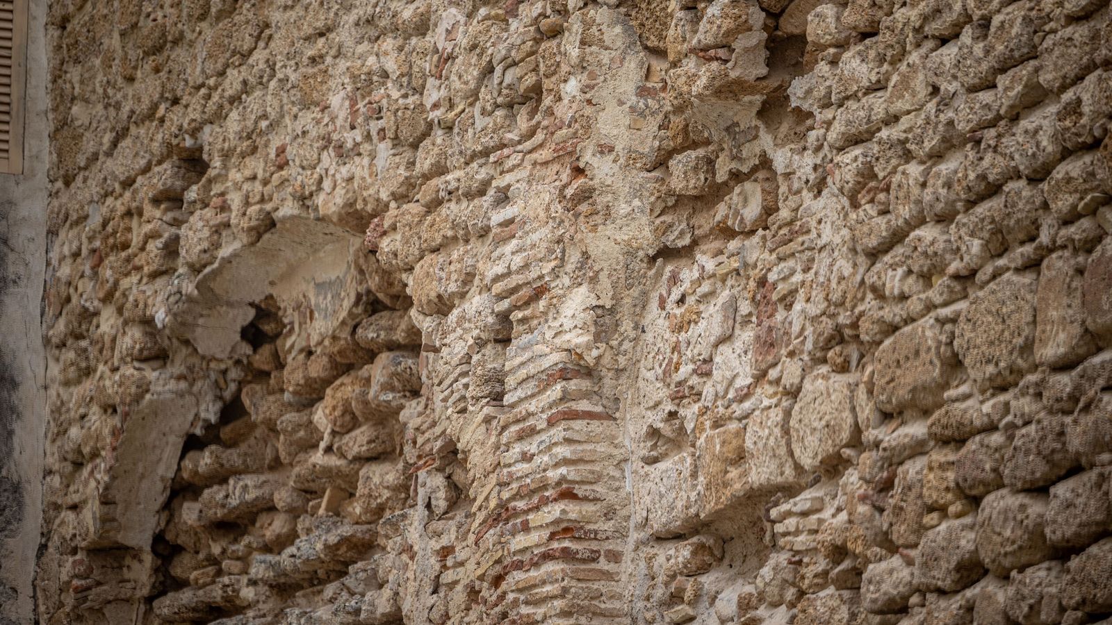 Evidente desgaste del lienzo de la muralla.