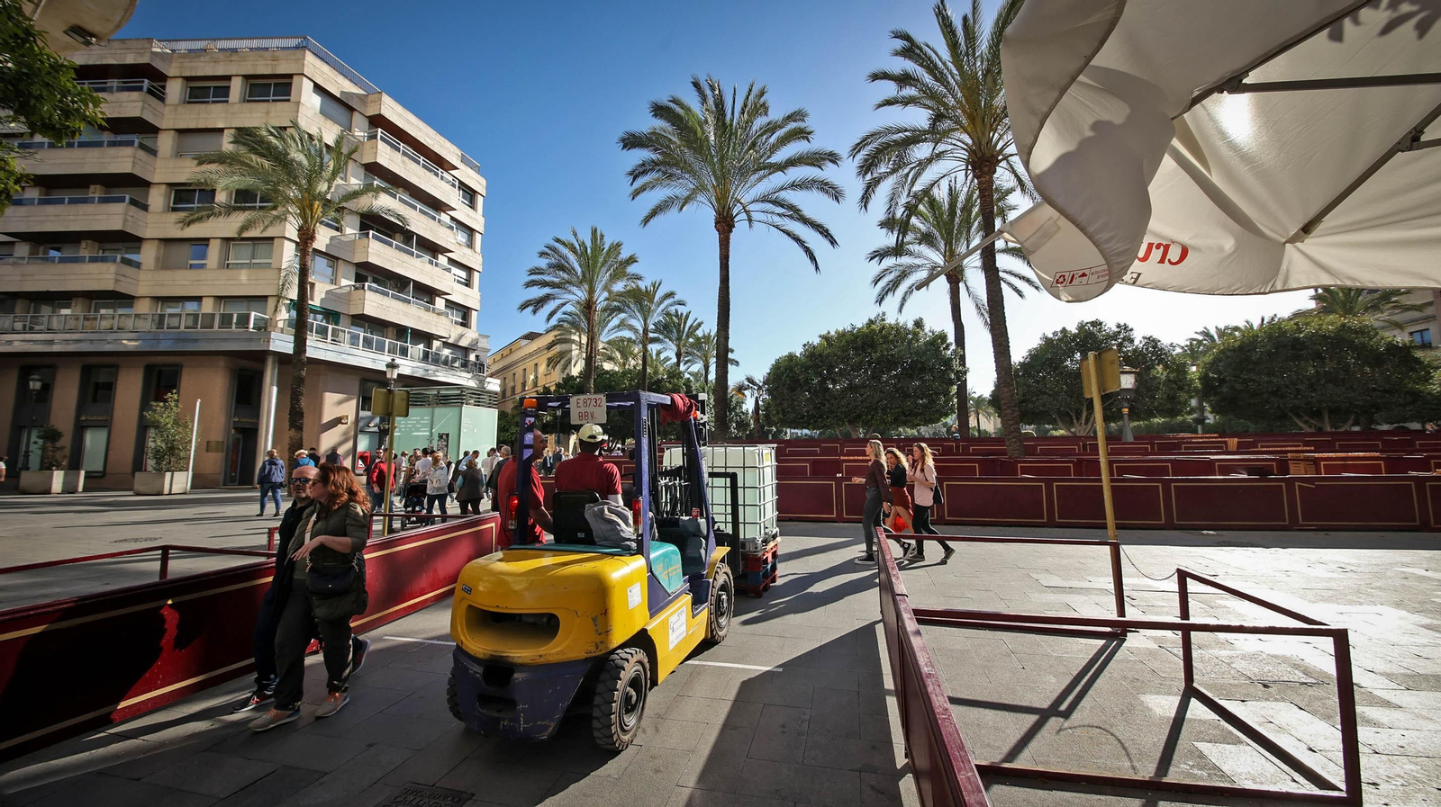 Un operario montando las estructuras de los palcos en Carrera Oficial.