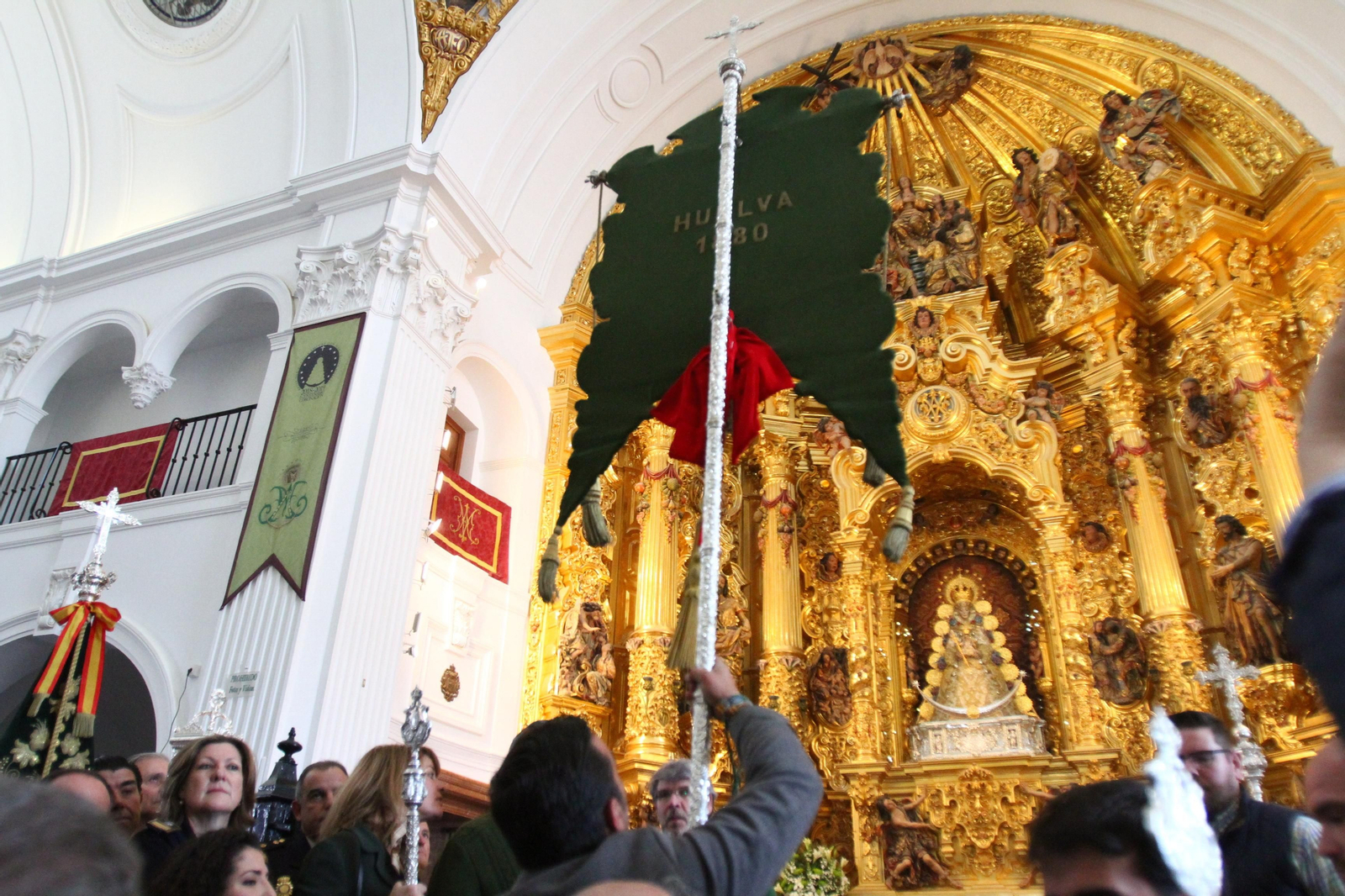 La Hermandad de Huelva se presenta ante la Virgen del Rocío en su peregrinación a la aldea almonteña