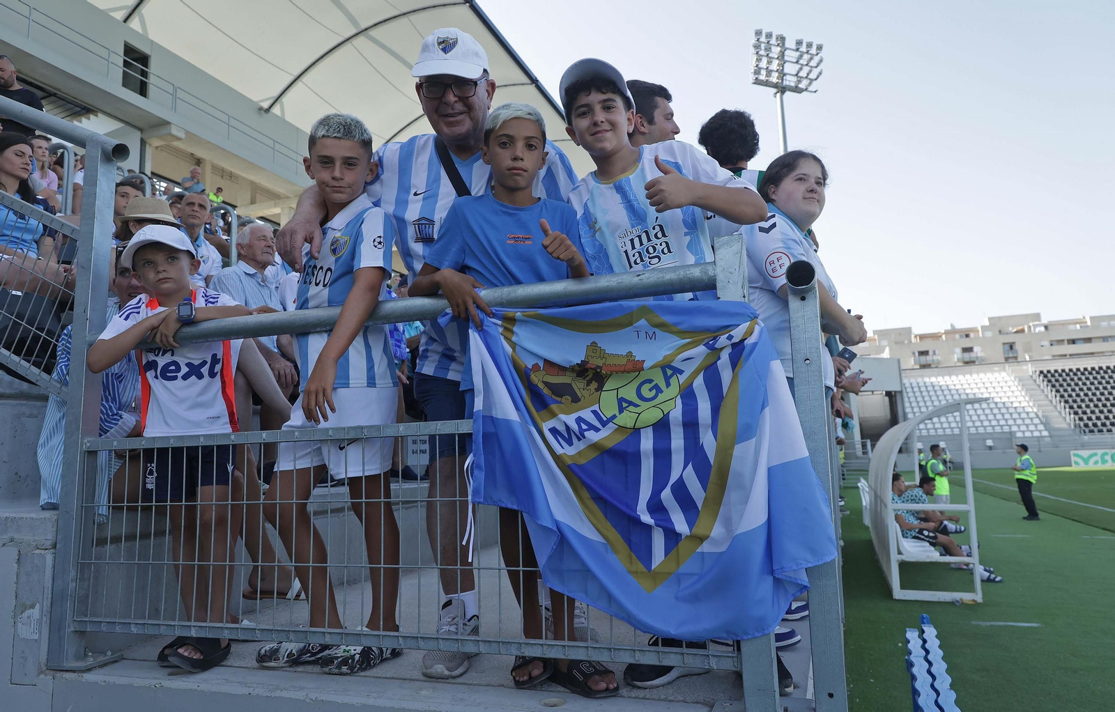 Aficionados malaguistas en La Línea para el partido de pretemporada Málaga CF-Córdoba.