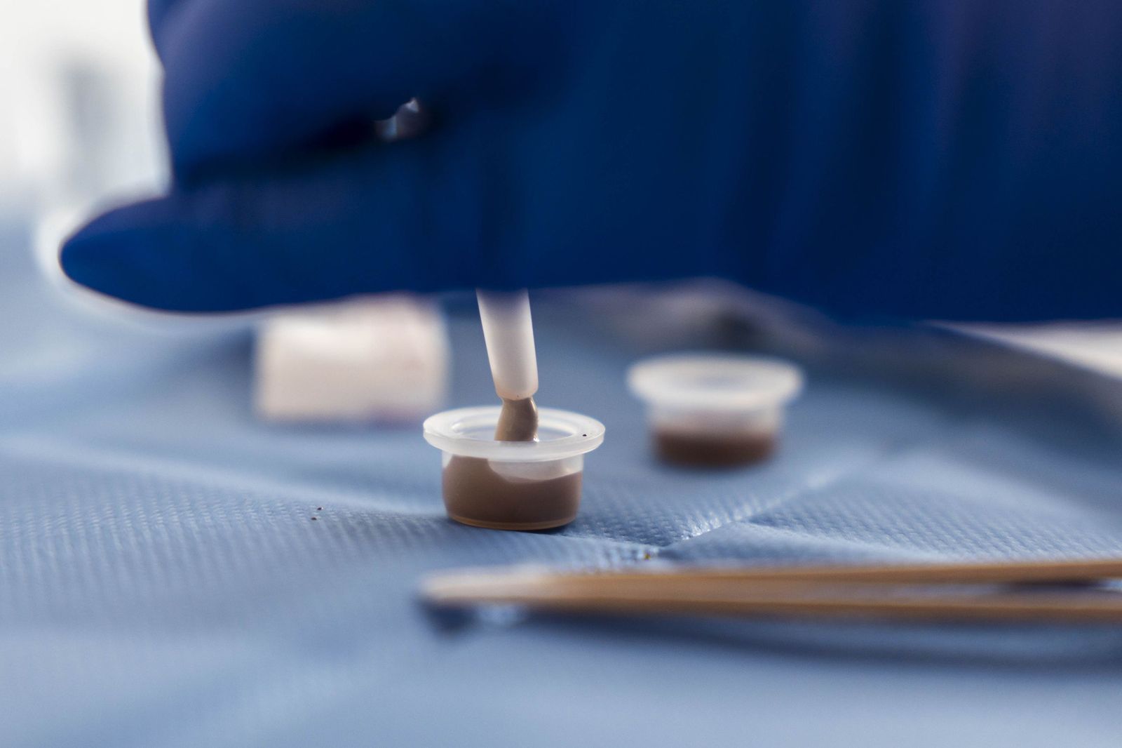 Un tratamiento de micropigmentación por mastectomía en un hombre, en imágenes