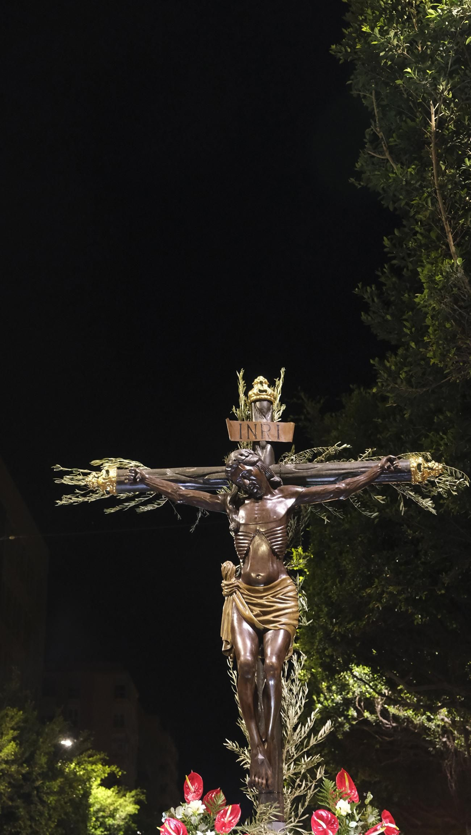 Procesión del Vía Crucis-Cristo de la Escucha en Almería, en imágenes