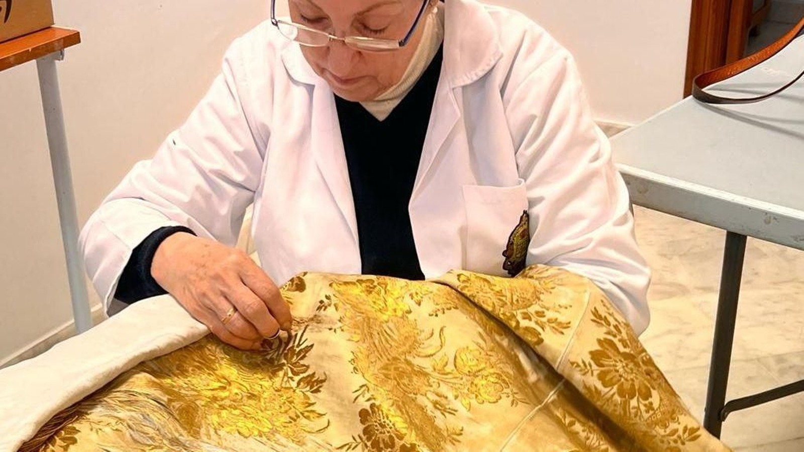 Alumna bordando un manto de la Virgen Alumna bordando un manto de la Virgen