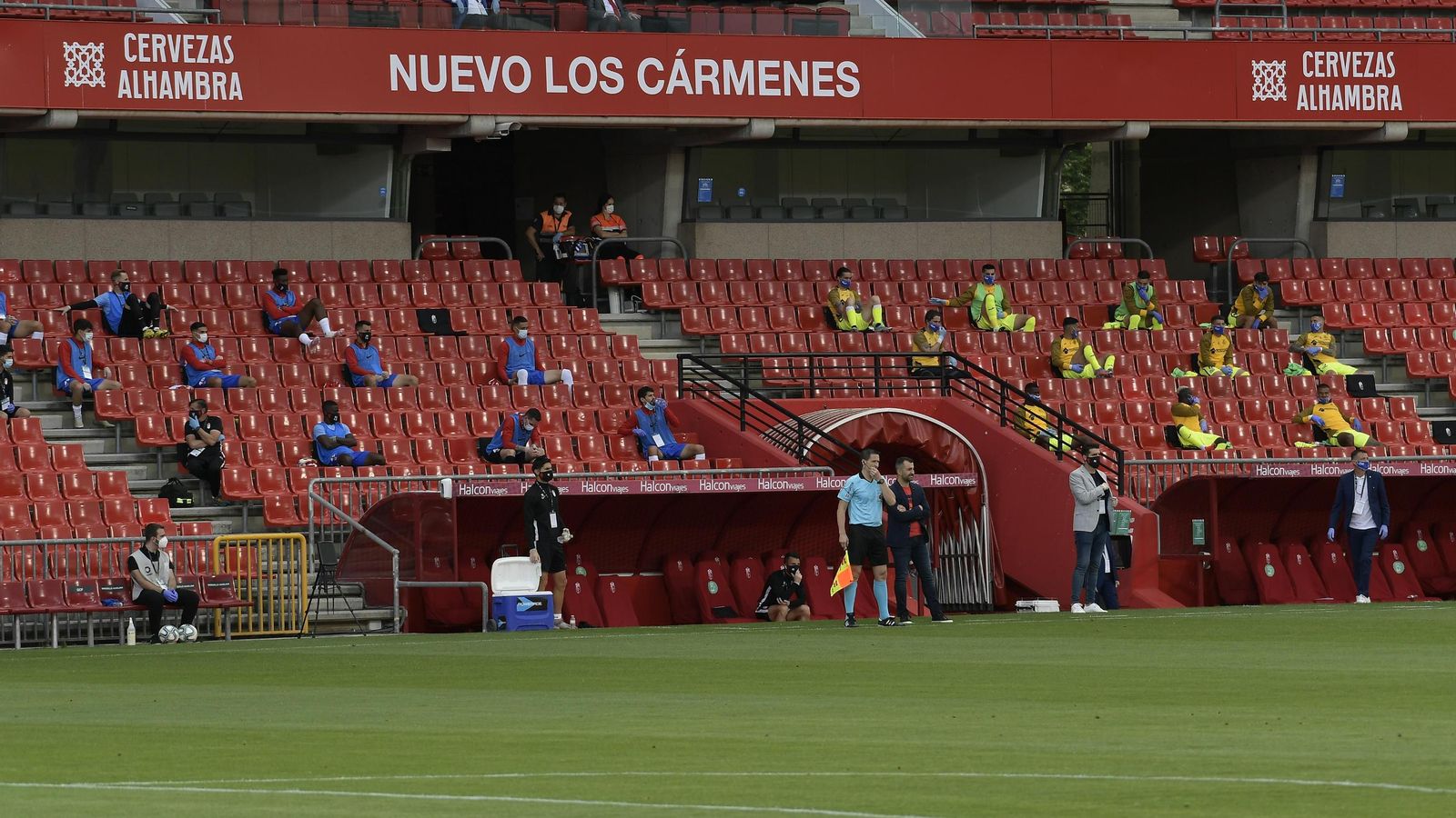 Los suplentes de ambos equipos, en las gradas