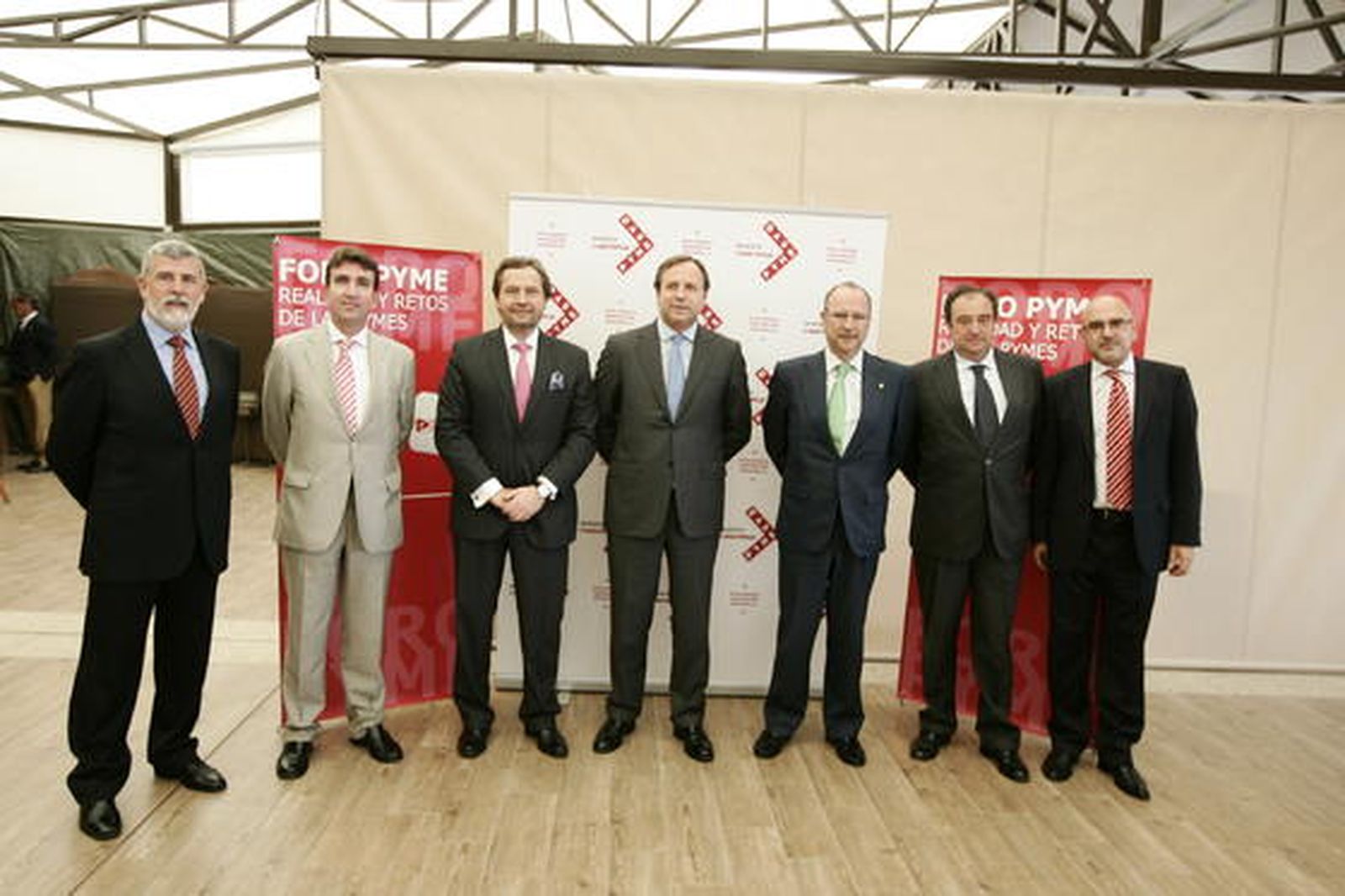 Emilio Osorio, gerente de Diario de Almería, Javier Lumbreras, director regional de Almería de Banco Popular, Miguel Ángel Luna, director de Banca de Clientes de Banco Popular, Antonio Ramírez, director territorial de Andalucía Oriental de Banco Popular, Luis Rogelio Rodríguez-Comendador, alcalde de ALmería, Tomás Valiente, director general de Grupo Joly, y Antonio Lao, director de Diario de Almería

Foto: Javier Alonso