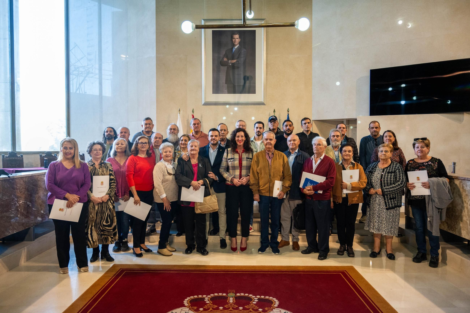 La alcaldesa entrega subvenciones a los representantes vecinales el año pasado.