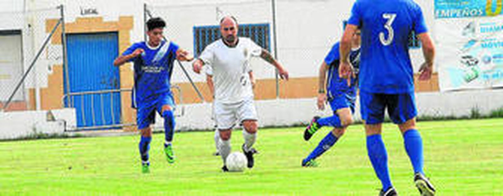 El ultrista Mulero conduce el esférico durante el partido de ayer.