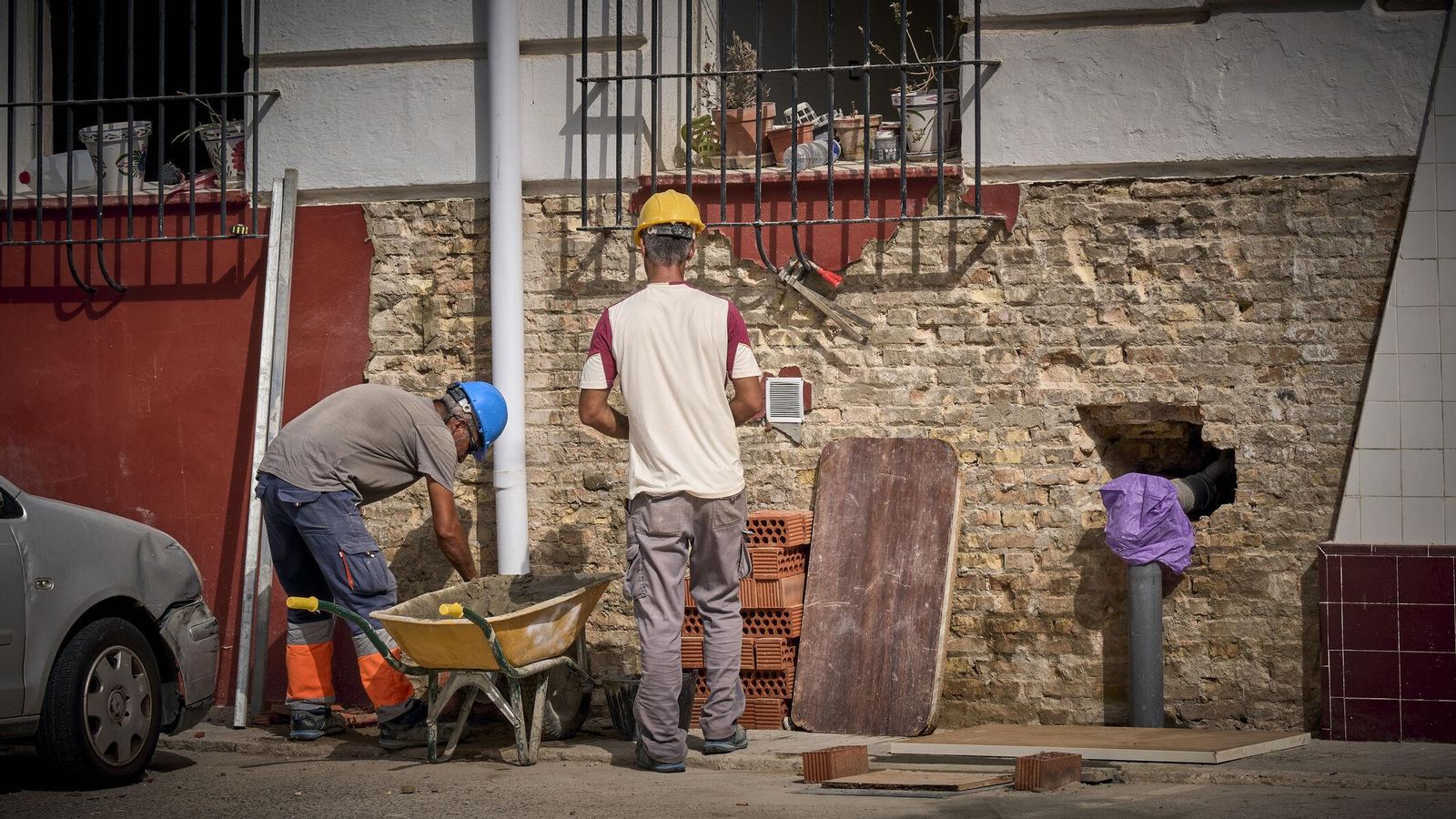 Operarios trabajando en la parte de baja de uno de los bloques de pisos de Bazán.