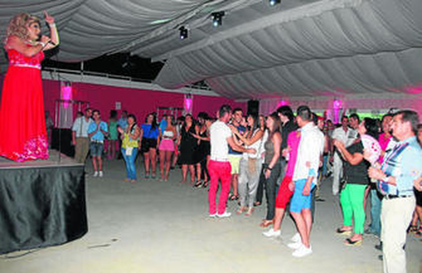 Imagen de la caseta Amigos de los 3D, con bastantes jóvenes disfrutando de la actuación de Nacha la Macha.