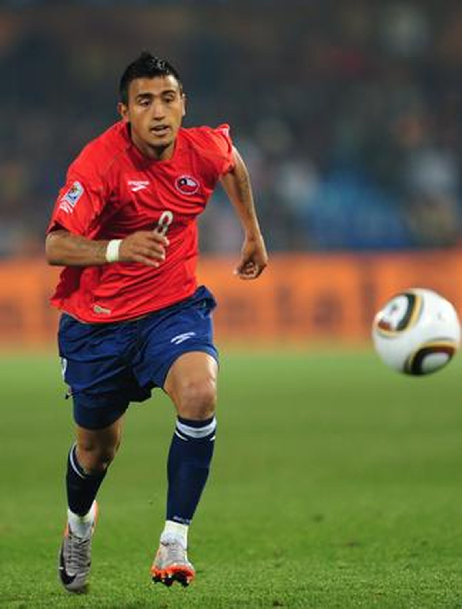 Alexis Fernández lucha por llegar a un pase largo. / Reportaje gráfico: EFE, Reuters, AFP.