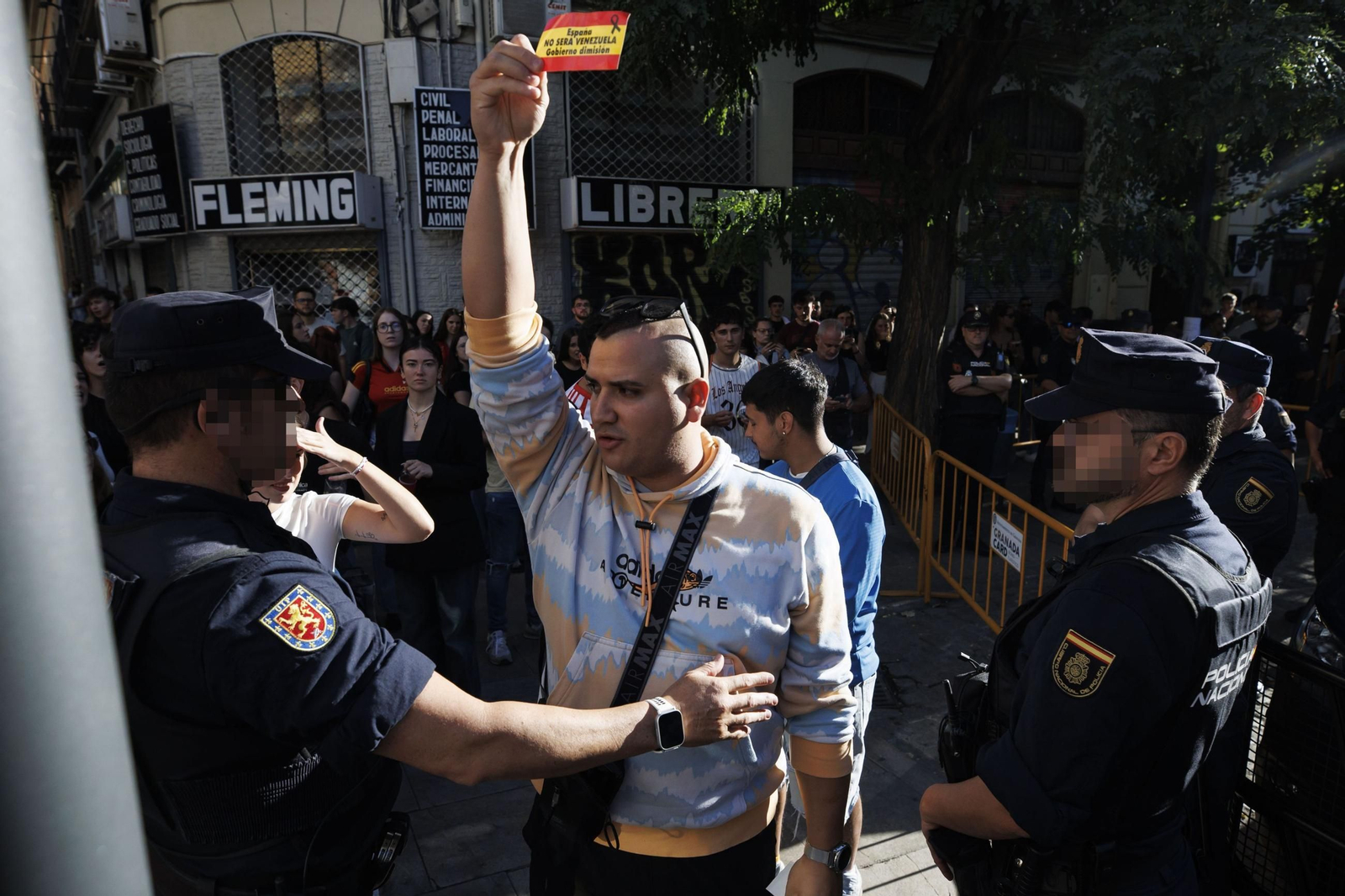 Fotos: Tensión en la Plaza de Derecho de Granada ante la presencia de Vito Quiles