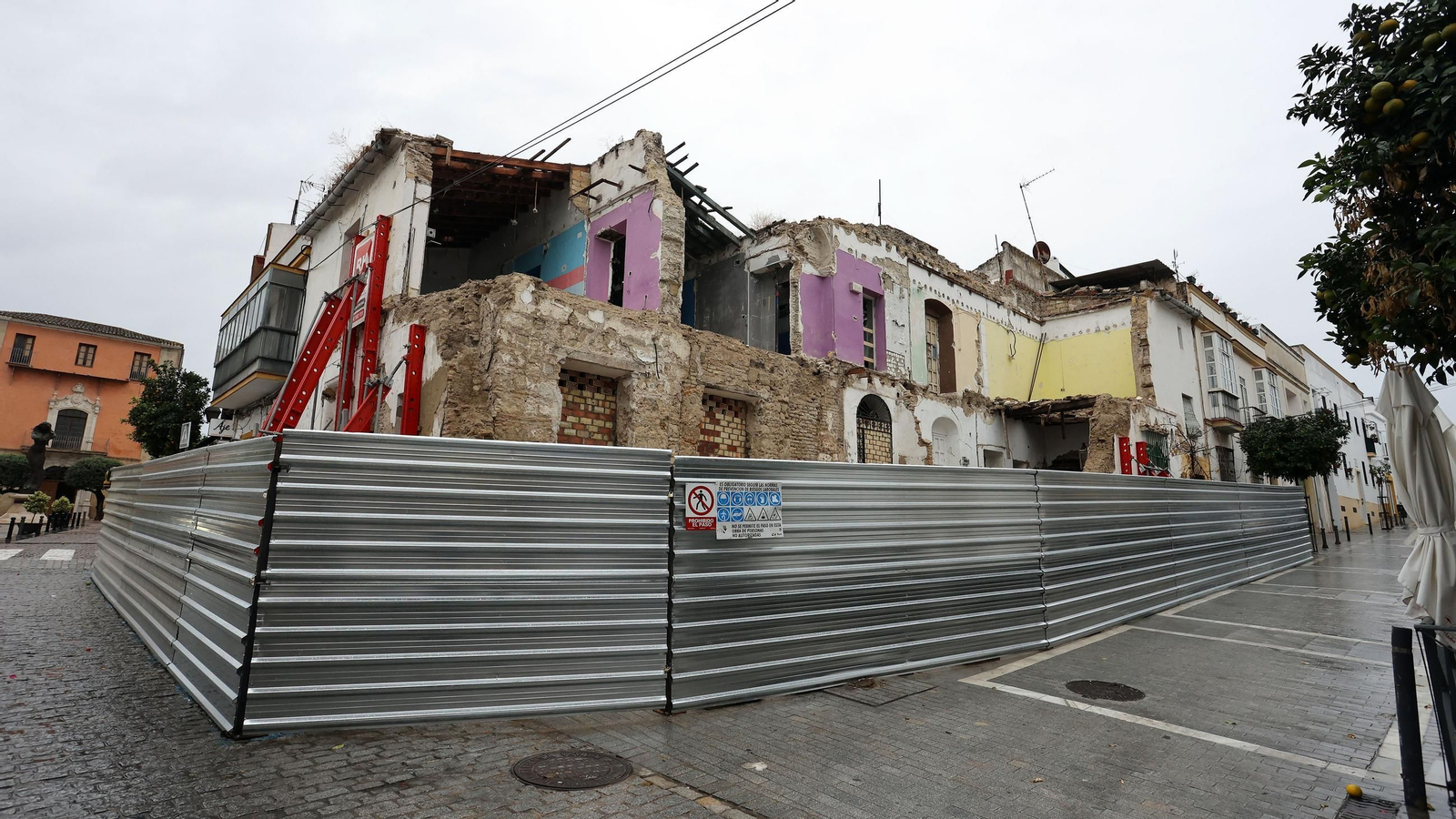 Nuevo cerramiento y elementos de consolidación para la finca que se derrumbó el pasado mes de marzo en la calle Zarza.