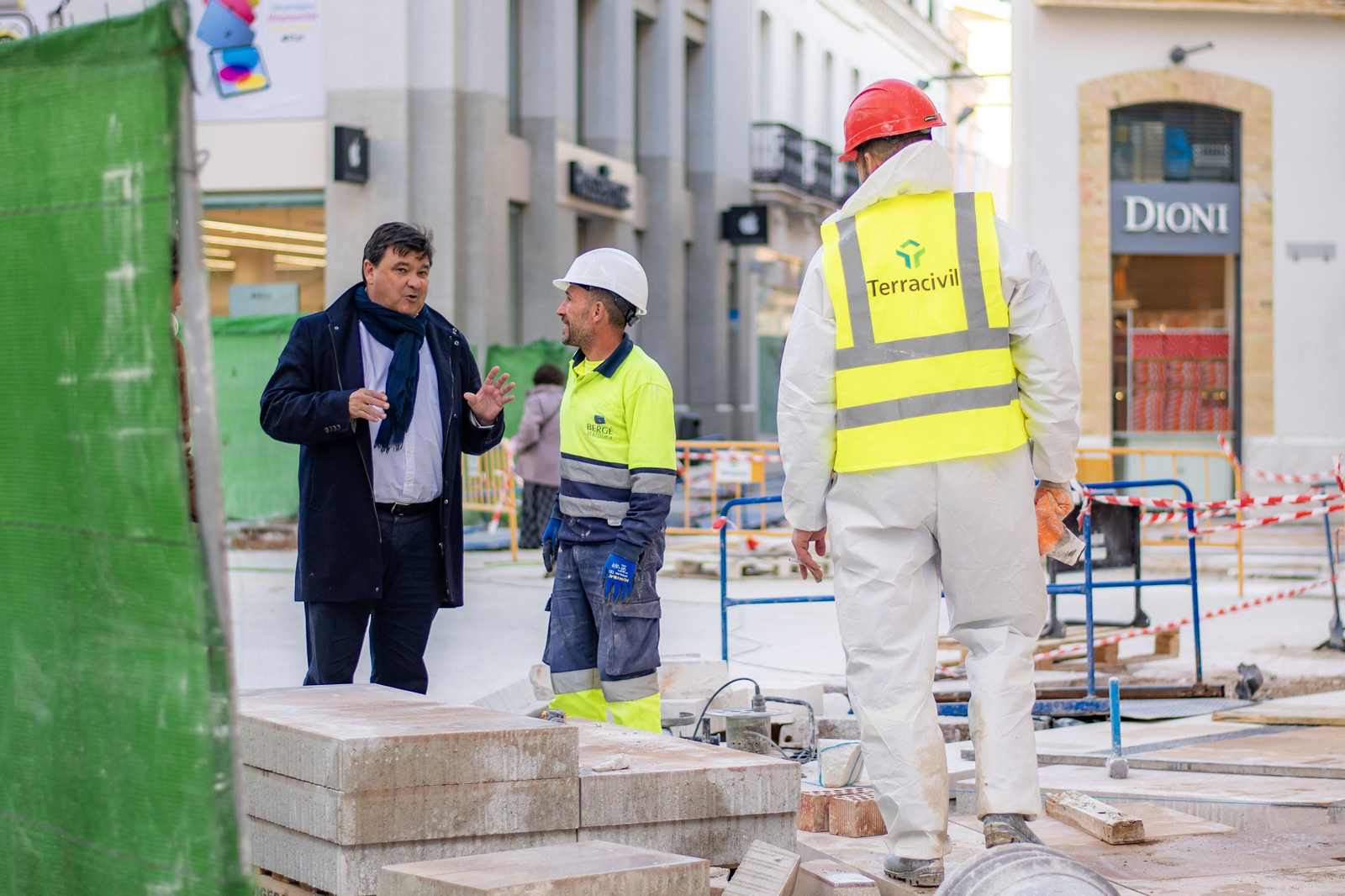 El alcalde de Huelva, Gabriel Cruz, visita las obras