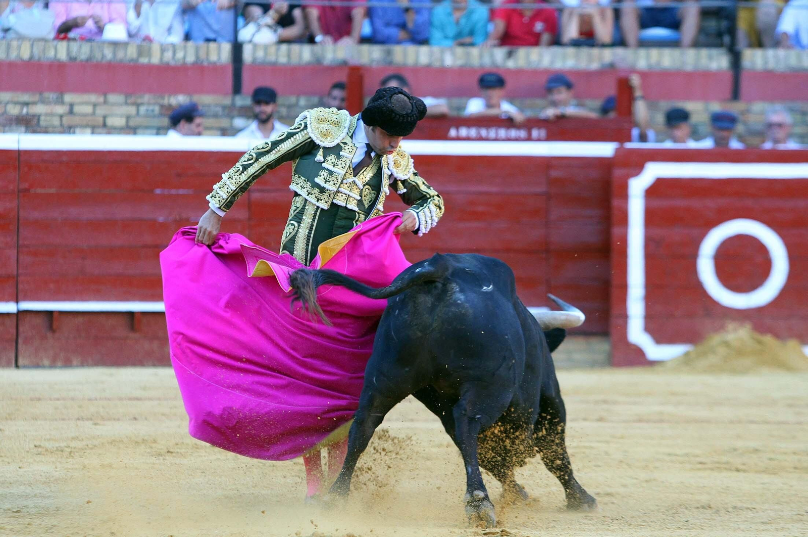 Miguel Ángel Perera toreando en la plaza onubense de La Merced. Miguel Ángel Perera toreando en la plaza onubense de La Merced.