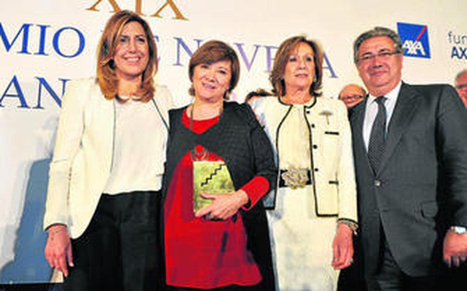 Nativel Preciado posa con su Premio Fernando Lara acompañada de Susana Díaz, Consuelo García Piriz y Juan Ignacio Zoido.