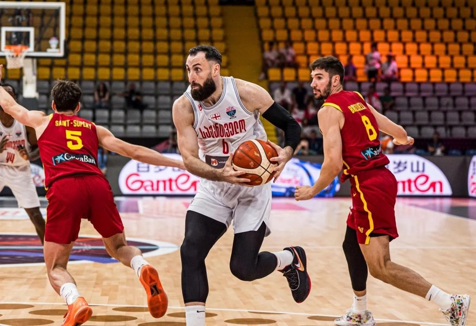 Saint-Supéry y España se estrenan con derrota en el Eurobasket 2025