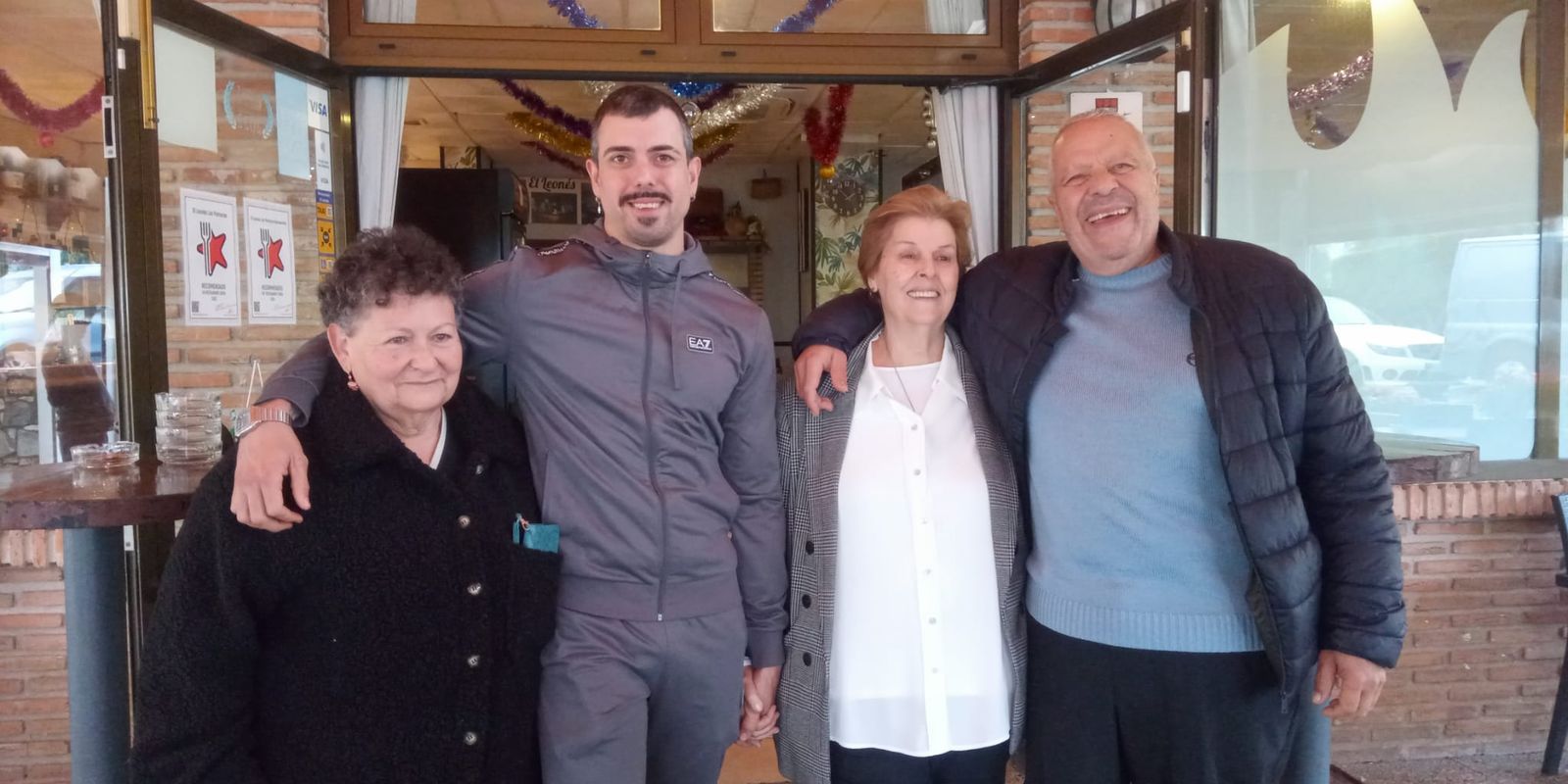 Los dueños del bar El leonés con una agraciada celebrando el premio.