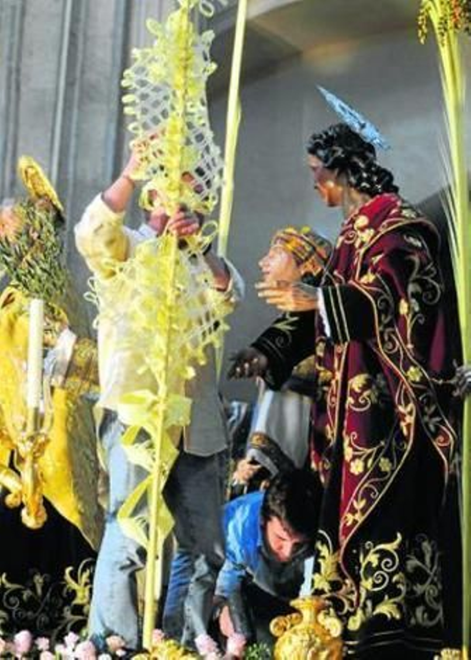 La colocación de las flores en el paso de misterio de la Borriquita.