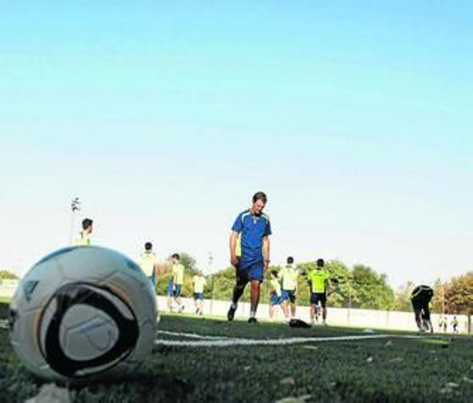 Jose González, en primer término comprobando el estado del césped artificial del campo de Jédula.