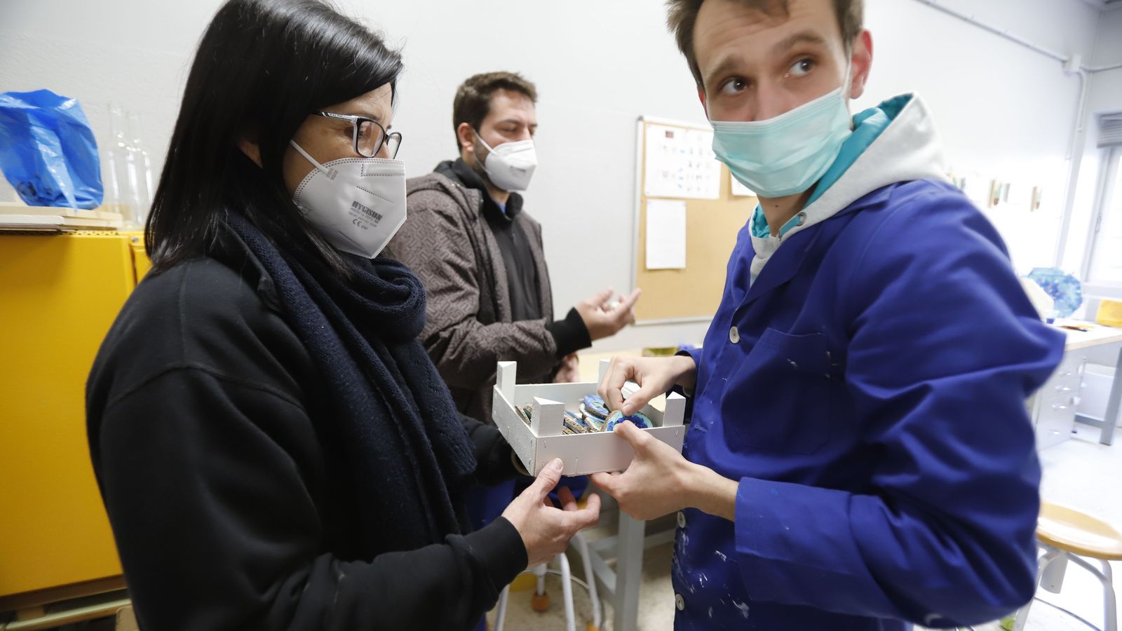 Iván muestra los imanes creados.