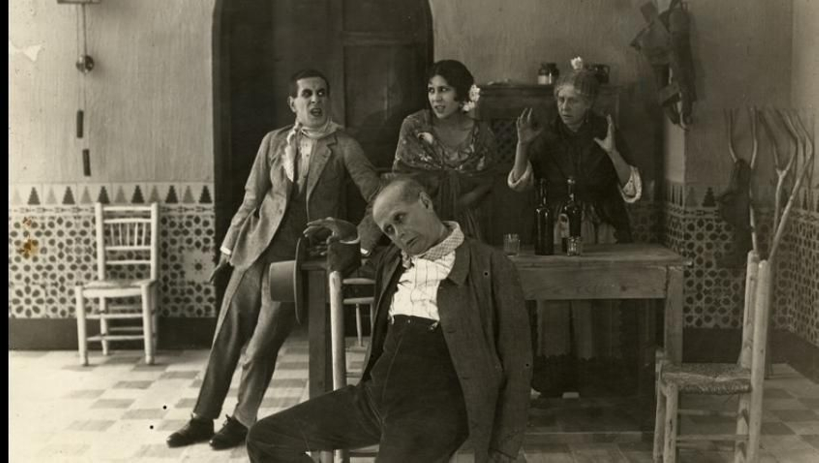 Fotograma de ‘Rosario la Cortijera’ (1923) de José Buchs, con La Argentinita, centro.