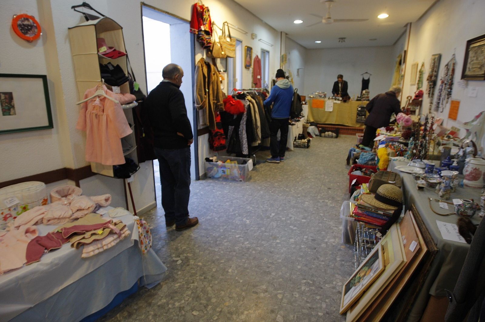Sede de la Asociación Madre Teresa de Calcuta durante la celebración de su mercadillo benéfico.