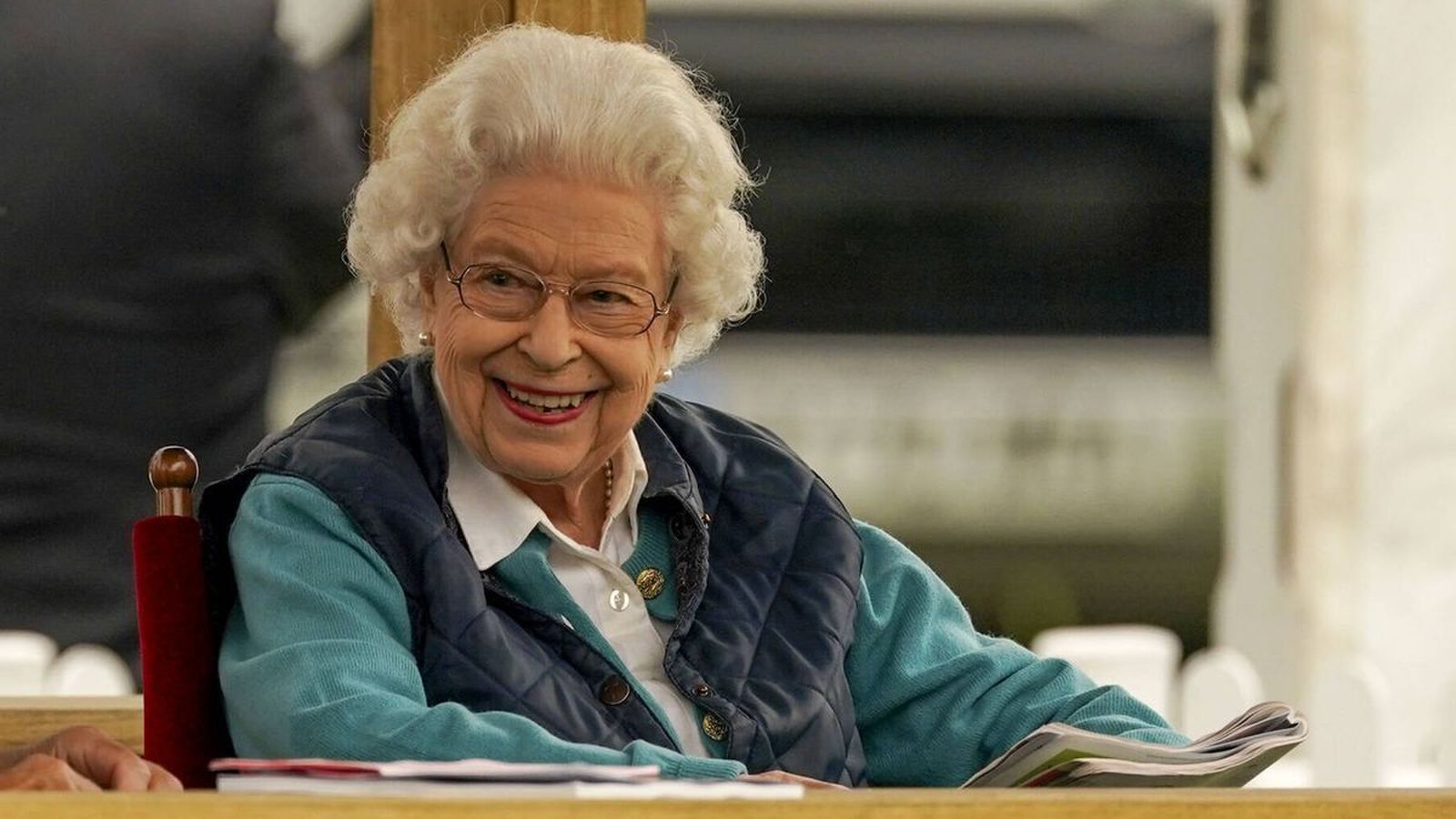 La reina Isabel II sonríe durante un acto oficial.