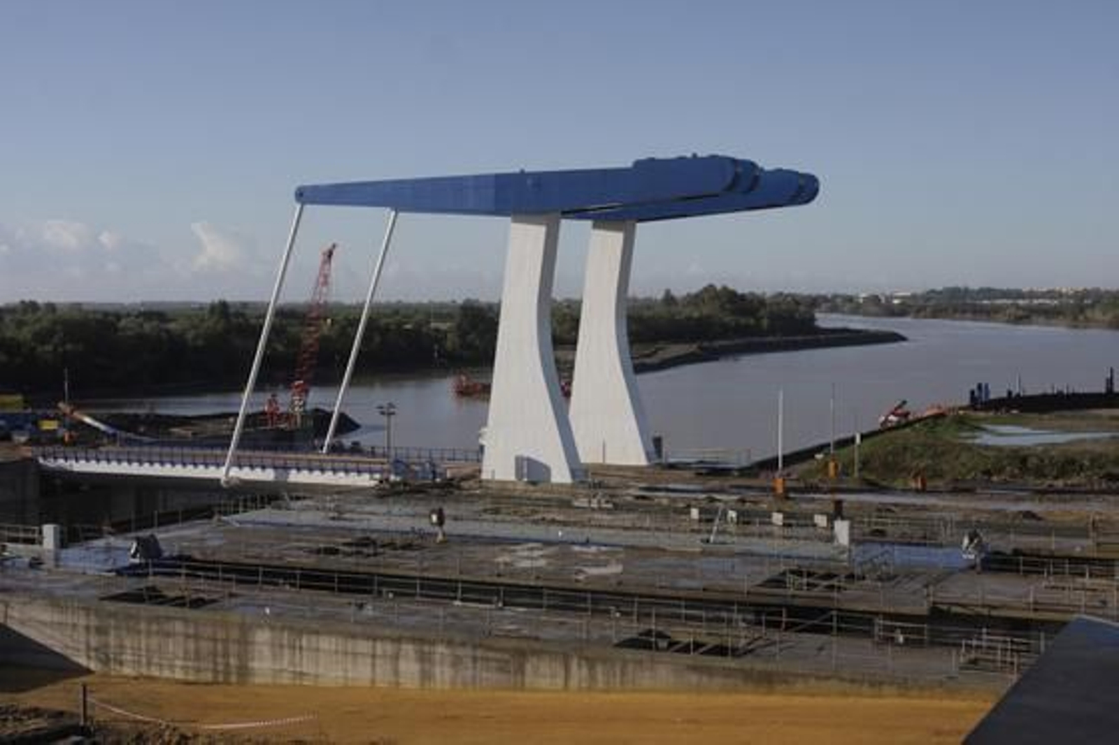 La nueva esclusa del Puerto de Sevilla, construida por los astilleros tras una inversión pública que supera los 160 millones de euros, está ya en funcionamiento.

Foto: José Ángel García