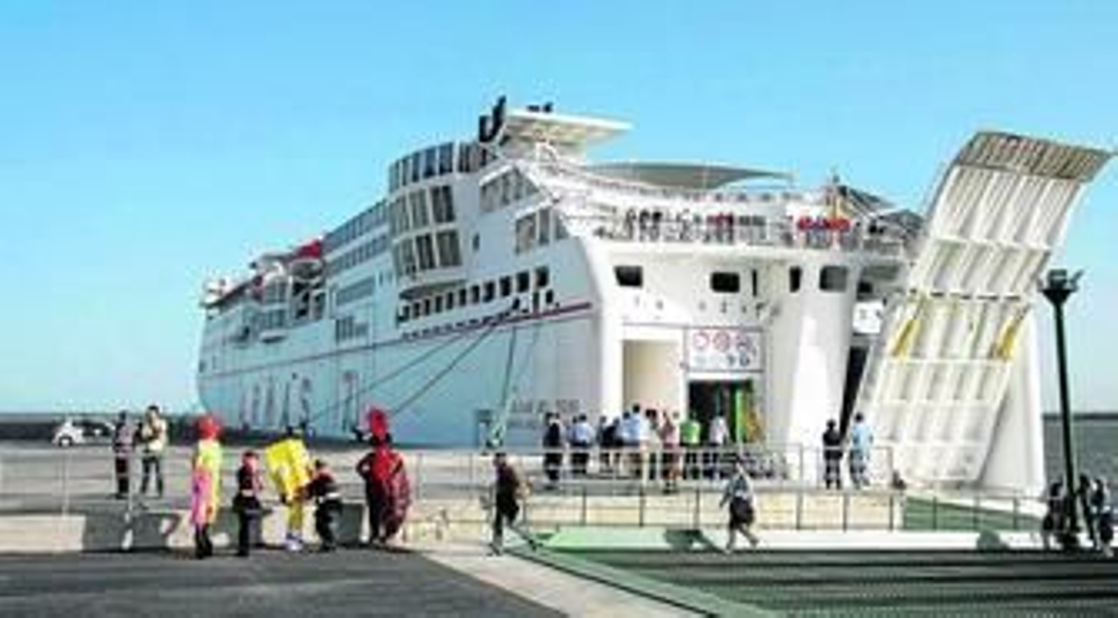 Un grupo de pasajeros llega al Huelva en el primer viaje realizado por el ferry 'Volcán del Teide', el pasado día 1 de abril.