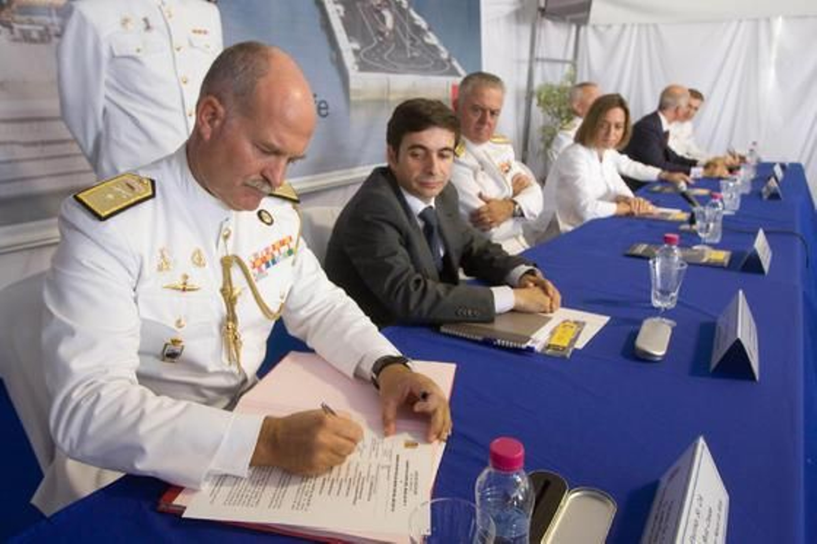 La ministra Chacón inaugura el muelle 4 de la base de Rota y preside la entrega del BAM ´Meteoro´

Foto: Borja Benjumeda
