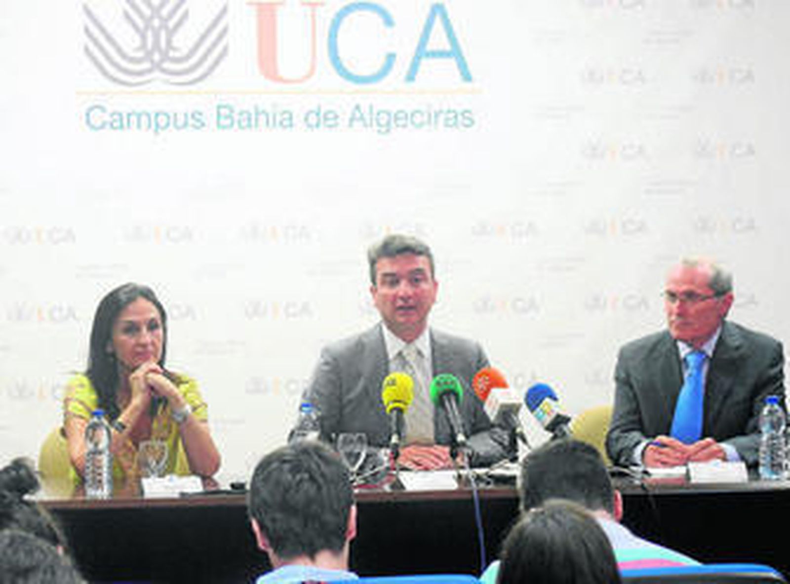 Imagen de la rueda de prensa ofrecida ayer por el rector de la UCA, Eduardo Mazo, en el centro.