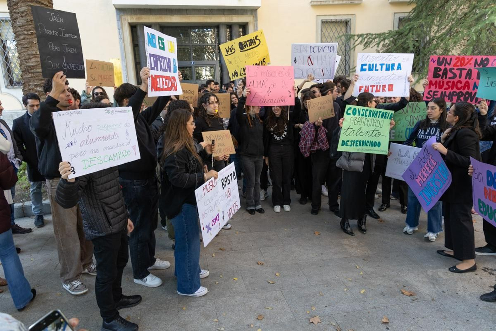 Concentración del alumnado del Conservatorio Superior de Música de Jaén para reclamar a la Junta de Andalucía que cumpla con los compromisos de dotación instrumental de la nueva sede