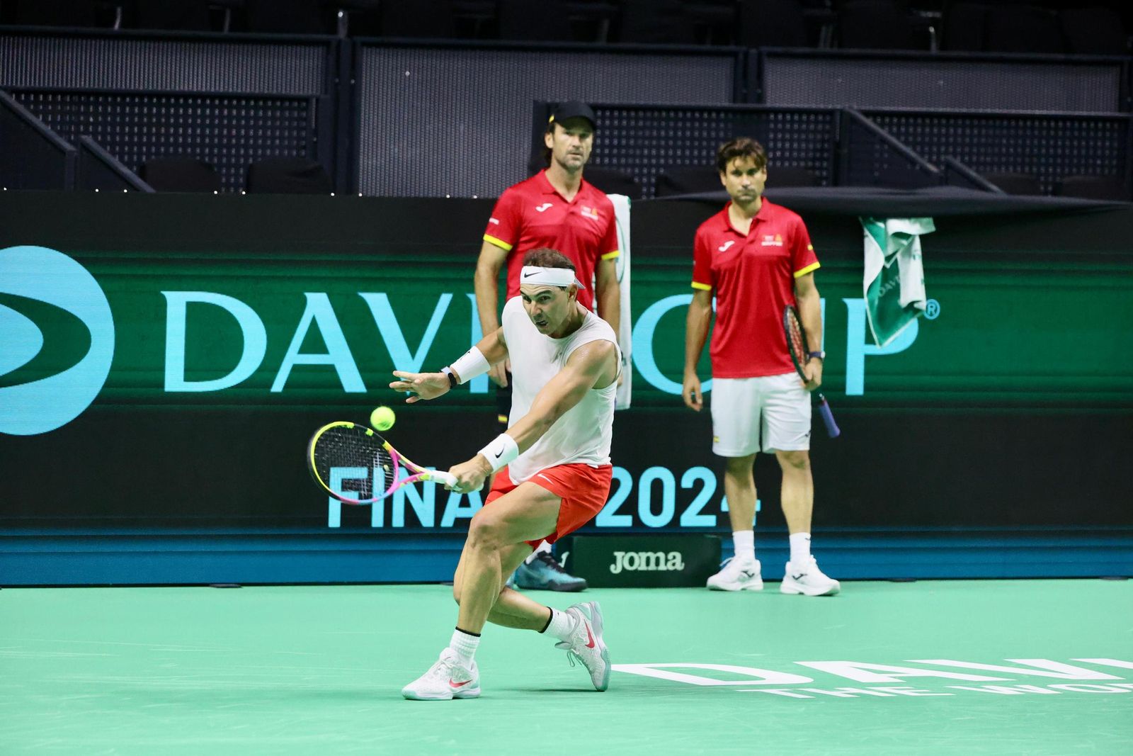 Rafa Nadal golpea de revés.